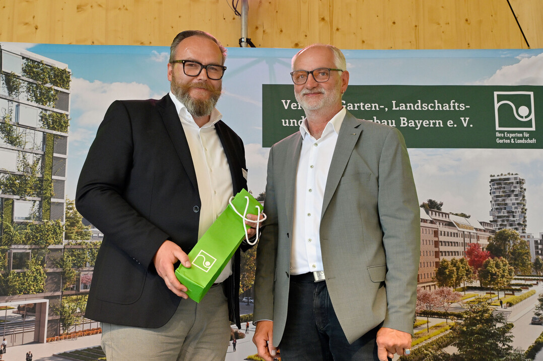 Dietmar Lindner (rechts), Prsident des VGL Bayern, dankt Jan Paul, Vizeprsident des Bundesverbandes Garten-, Landschafts- und Sportplatzbau, fr seine Gruworte auf der Festveranstaltung des bayerischen GaLa-Bau-Verbandes.