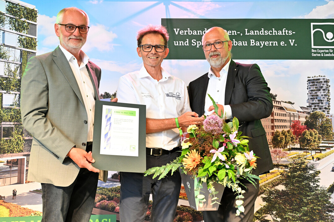 Dietmar Lindner (links), Prsident des VGL Bayern, und Prof. Rudolf Klingshirn (rechts), Direktor des VGL Bayern, bei der Wrdigung von Georg Weimller, Geschftsfhrer der Firma Garten- & Landschaftsbau Weimller. Der Fachbetrieb beteiligte sich 2023 mit einem vielbeachteten Themengarten an der Landesgartenschau in Freyung.