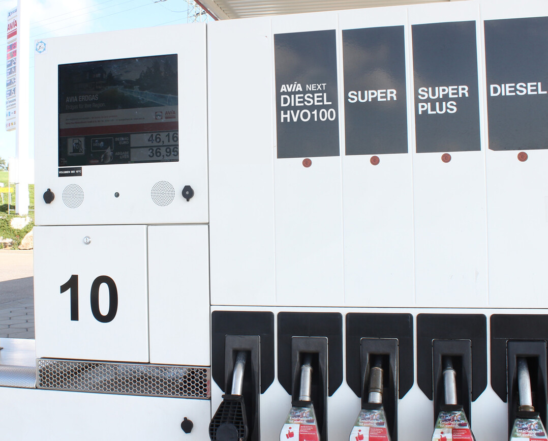 Bei Avia Deutschland gibt es HVO an der Tankstelle. Als groer Gesellschafter ist an ihr das sddeutsche Unternehmen Oest Energies beteiligt. 