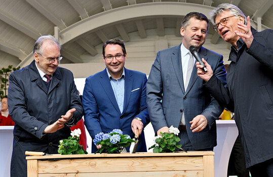Zur Erffnung im April kam auch Ministerprsident Rainer Haseloff (links, mit Brgermeister Christoph Schulze, Minister Sven Schulze und Moderator Peter Escher). 