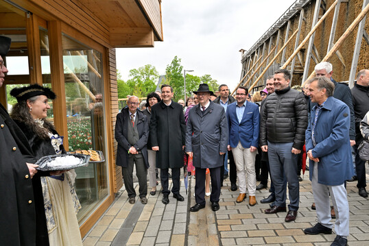 Das Gradierwerk ist das Herz der Gartenschau. Das Salz war und ist prgend fr die Stadt und wurde auch zur Erffnung gefeiert (rechts: LGS-Geschftsfhrer Michael Steinland).