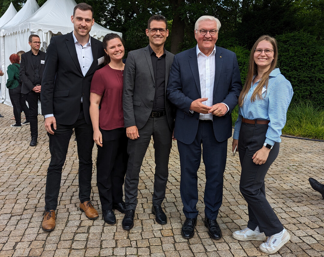 Der Bundesverband Gebäudegrün (BuGG) war zur „Woche der Umwelt“ im Schloss Bellevue eingeladen und konnte Bundespräsidenten Frank-Walter Steinmeier persönlich treffen – v. l. Felix Mollenhauer, Rebecca Landwehr, Dr. Gunter Mann, Frank-Walter Steinmeier, Amelie Hüneburg. Rund 12.000 BesucherInnen folgten der Einladung des Bundespräsidenten und der Deutschen Bundesstiftung Umwelt (DBU) und informierten sich über Klimaneutralität, Ressourcenschutz und Biodiversität.
