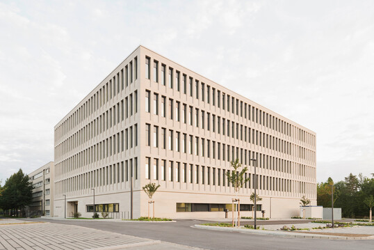 Sieger in der Kategorie Fassaden und Bauwerke mit massivem Naturstein: Kriminaltechnisches Institut des LKA Sachsen, Dresden von Architekturbro heinlewischer