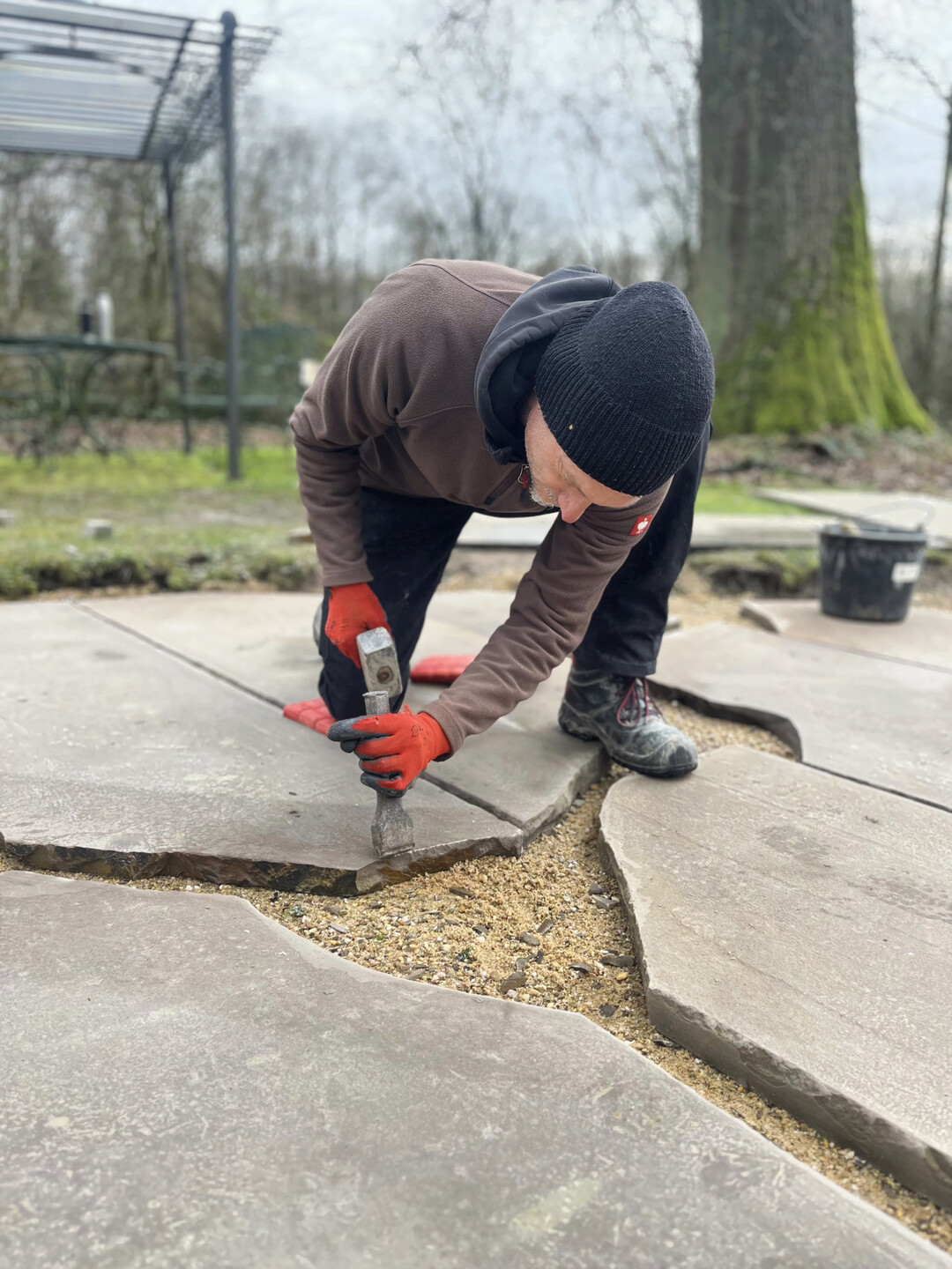 Grauwacke aus der Nachbarschaft kommt fast berall zum Einsatz.