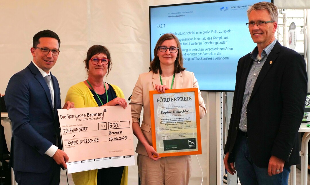Auszeichnungen fr Studierende an der Hochschule Osnabrck (v. l. n. r.): Falko Mohrs, Birgit Koormann, Sophie Nitzschke, VGL-Prsident Harald Kusserow