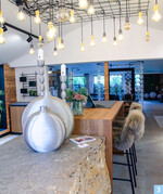 Ein massiver Natursteinblock prägt den Eingangsbereich zum Showroom.