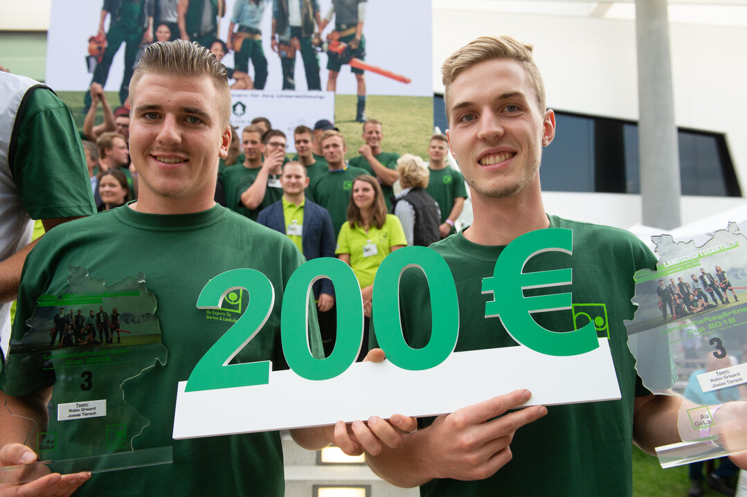 Das Team um Robin Grisard und Josias Tiersch aus Sachsen belegte beim bundesdeutschen Landschaftsgrtner-Cup 2018  den dritten Platz. Foto: BGL
