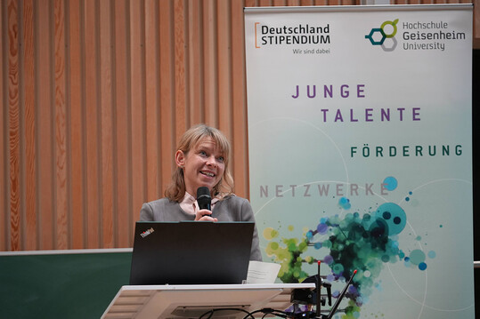 Prof. Dr. Bianca May, Beauftragte für das Deutschlandstipendium, ermutigt die Stipendiatinnen und Stipendiaten, den persönlichen Kontakt in die Unternehmen zu nutzen.