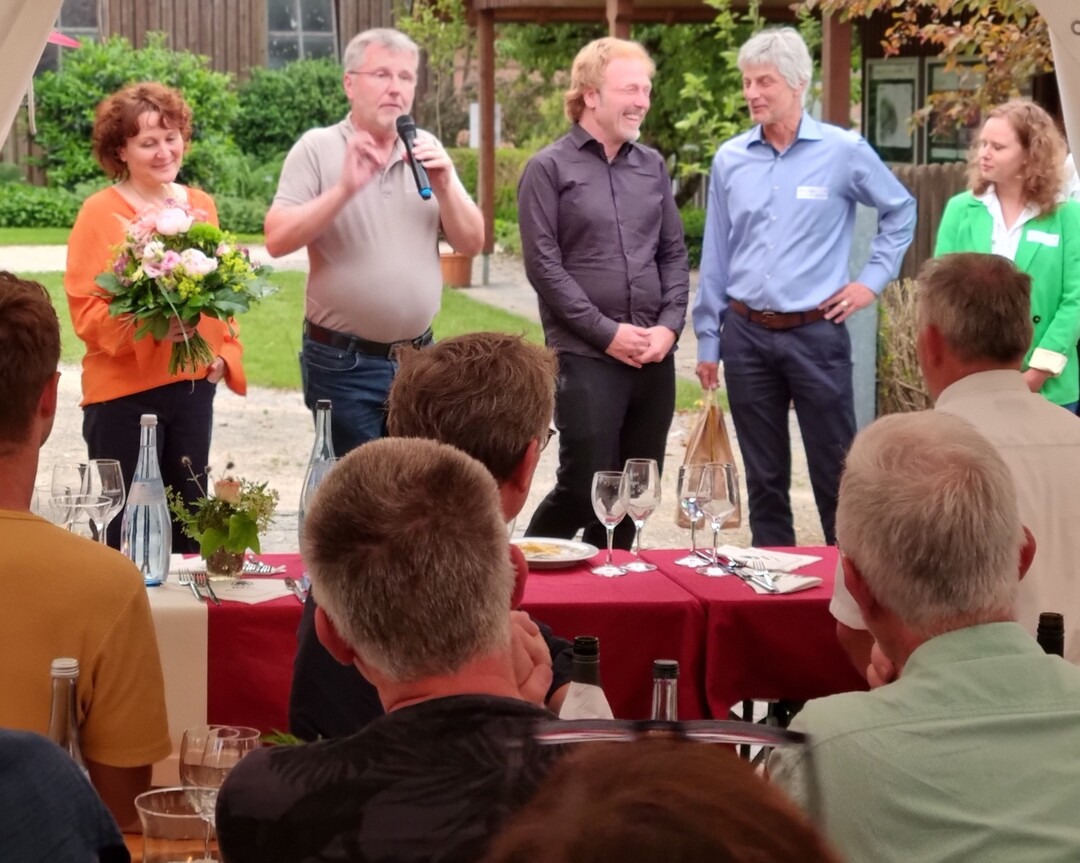 Ehrungen der Organisatoren Sigrun Schnee (links) und Rainer Sachse (Mitte) beim feierlichen Ausklang der Fachtagung. 