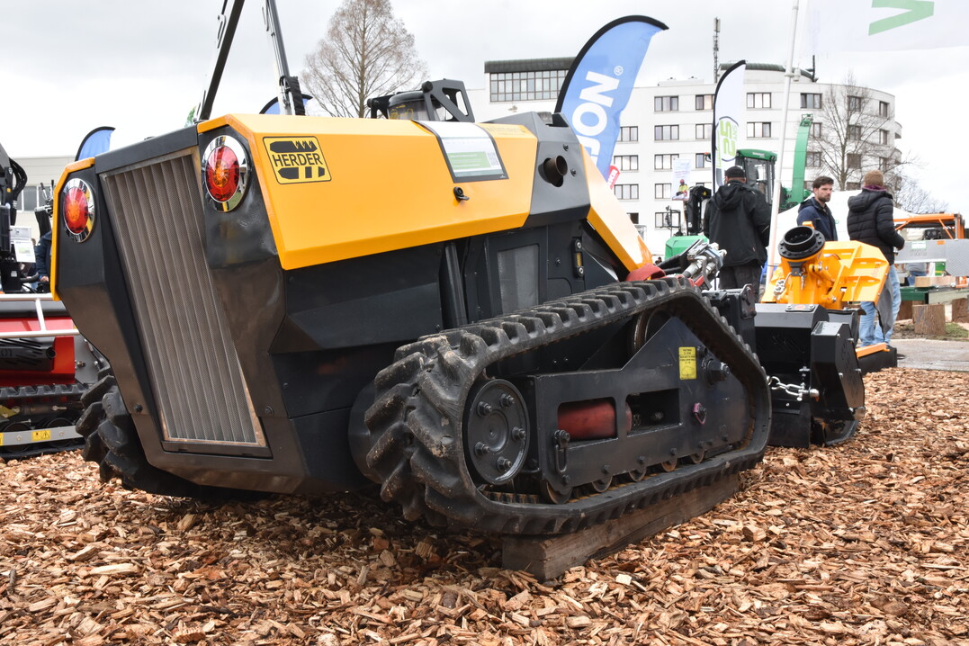 Sehr gelndegngig dank einem automatischen Ausgleich von Unebenheiten ist diese Mhraupe Herder CR 10 von Wilmers Kommunaltechnik.