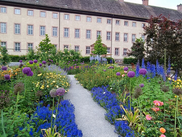 Der Remtergarten am Schloss und Welterbe Corvey ist Teil des eintrittspflichtigen Gelndes im Huxarium Gartenpark. Dazu gehrt auch der Archologiepark, der eine versunkene Stadt virtuell erlebbar macht.