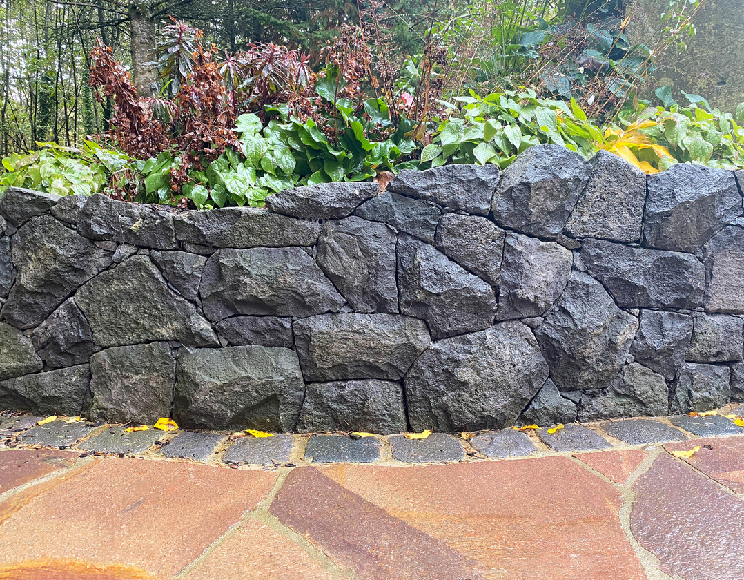 Polygonale Mauer aus Basaltlava