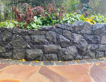 Polygonale Mauer aus Basaltlava