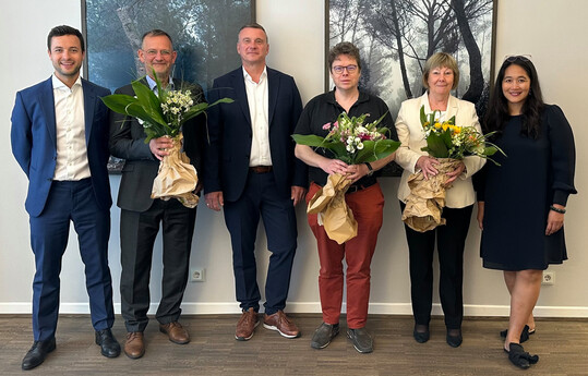 Johannes Schleicher (Rentokil Initial), Yven Eisenmann (Geschäftsführer Baumhaus GmbH), Frank Reisgies (Rentokil Initial), Dr. Daniel Dienst, Brigitte Eisenmann (beide Baumhaus) und Chuen Happ (Rentokil Initial)