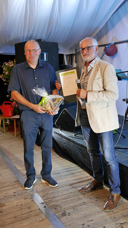 VGL-Präsident Dietmar Lindner (r.) zeichnet Jürgen Widl mit einem Signum in Keramik und einer Ehrenurkunde aus.