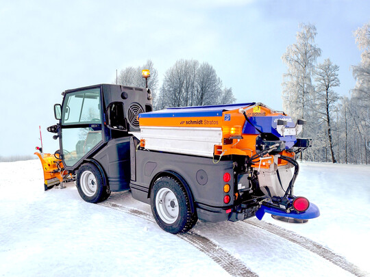 Bei hohem Schnee arbeitet die Schmidt Flexigo 150 zuverlssig mit eine Kombination aus Pflug und Streuer.