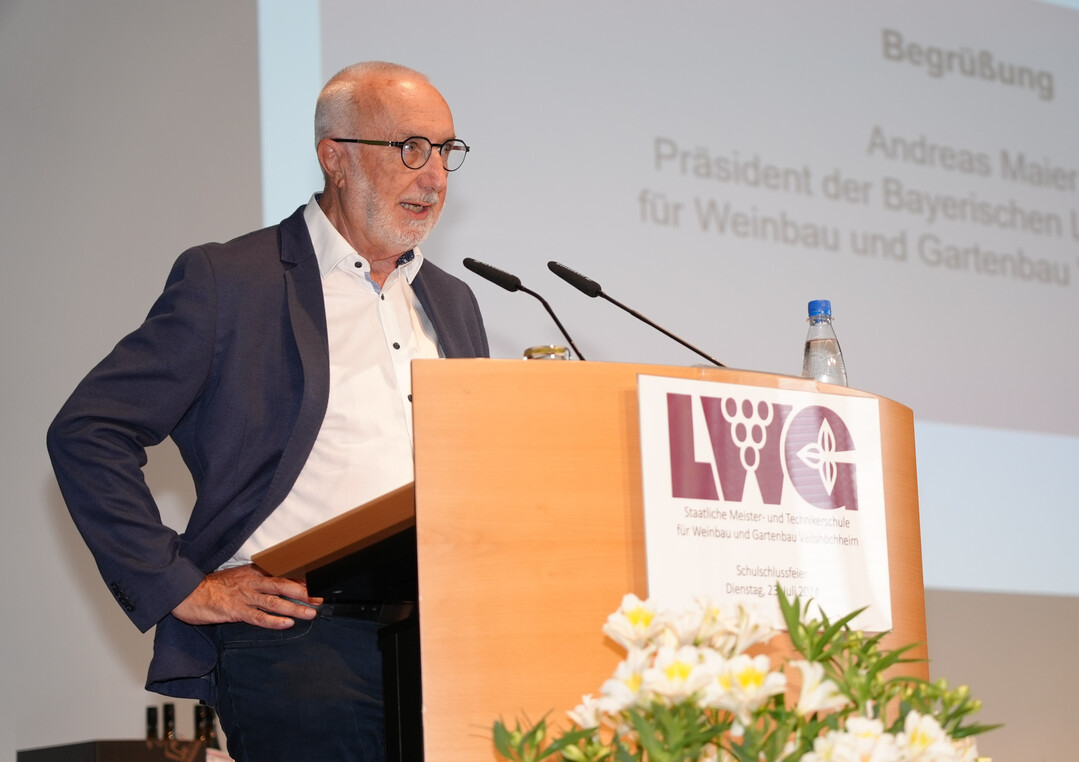 Andreas Maier, Prsident der Bayerischen Landesanstalt fr Weinbau und Gartenbau Veitshchheim, bei der Begrung der Gste zur Schulschlussfeier in den Mainfrankenslen.