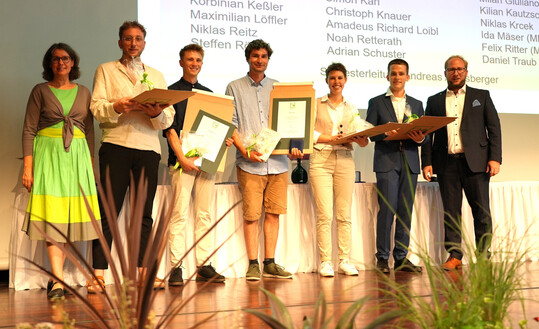 Dr. Claudia Hafner (links) zusammen mit Moritz Fahn (rechts) bei der Auszeichnung der besten Technikerin und der besten Techniker im GaLaBau: Ferdinand Brandl, Jack Paul Bostin, Daniel Traub, Ida Mäser und Felix Ritter.