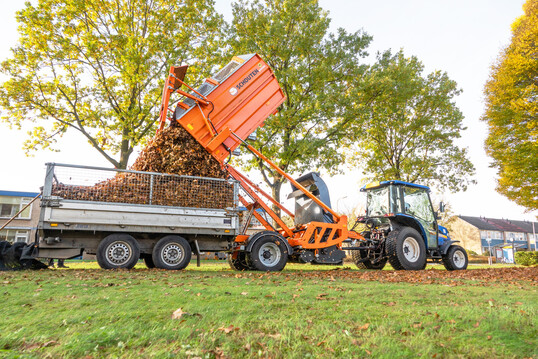 Massenhaft Schnittgut und Herbstlaub kann der Ladeanhänger Phoenix PX 1802 von Schouten aufnehmen. Der Antrieb funktioniert über die Zapfwelle.