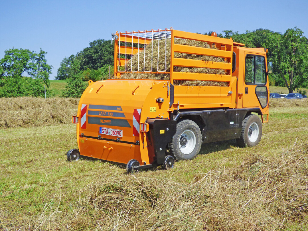 Von Kalinke und Loipfinger wurde der Ladewagen Lapa 130 fr Gertetrger und Transporter entwickelt. Er lsst sich auch mit einem Frontmhwerk kombinieren.