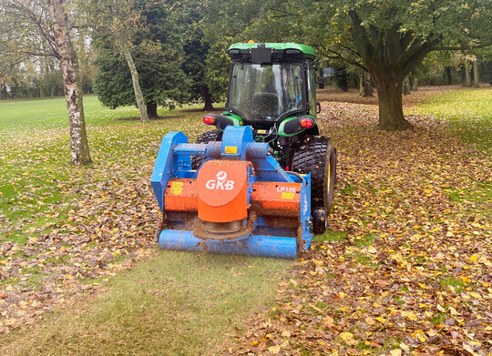 Der Leaf Reducer 150 von GKB Machines macht Herbstlaub zu Dünger. Das Heckanbaugerät passt an Schlepper ab 45 kW Motorleistung.