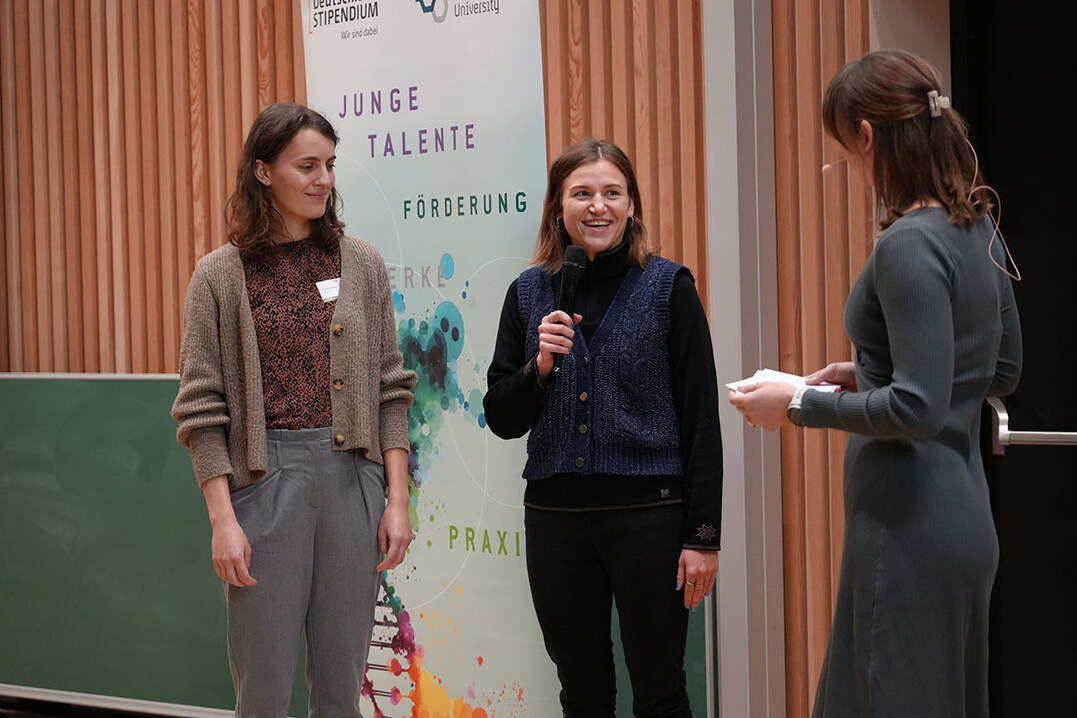 Zwei Stipendiatinnen berichten, welche Vorteile für Studium und Karriere sie durch das Deutschlandstipendium haben.
