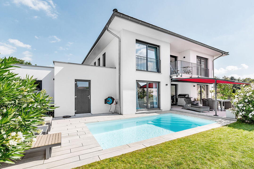 Gro�formatige Sichtbetonplatten aus derselben Produktfamilie schaffen ruhige, hochwertige Au�enr�ume mitarchitektonischer Klarheit.