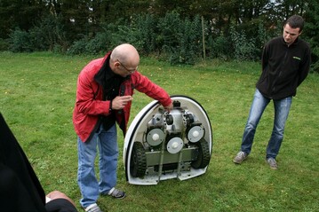 Ekkehard Musche, Handels- und Servicebetrieb Petra Musche, Wusteritz und Fachautor Ulmer-Verlag, Stuttgart, prsentierte anschaulich qualitativ hochwertige Mhroboter fr den Einsatz im Garten- und Landschaftsbau