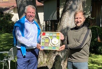 Reiner Bierig (links), Geschftsfhrer Verband GaLaBau BW, berreicht Unternehmer Stephan Arnold (rechts) das Keramiksignum anlsslich seines Firmenjubilums