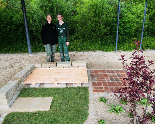 Die Siegerinnen des Landschaftsgrtner-Cups 2024 mit ihrem Gewerk: Hanna Kanzelmeier (links) von Garten- und Landschaftsbau Kreye GmbH & Co. KG (Ganderkesee) und Klara Thle von GartenWerk Dukat GmbH & Co. KG (Belm) fahren im September zum Bundesentscheid auf der GaLaBau-Messe in Nrnberg.