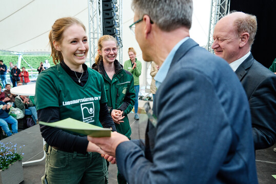 Ehrengast Reinhold Hilbers und VGL-Prsident Harald Kusserow gratulieren Hanna Kanzelmeier von GaLaBau Kreye (li) und Klara Thle von Gartenwerk Dukat zu ihrem Sieg.