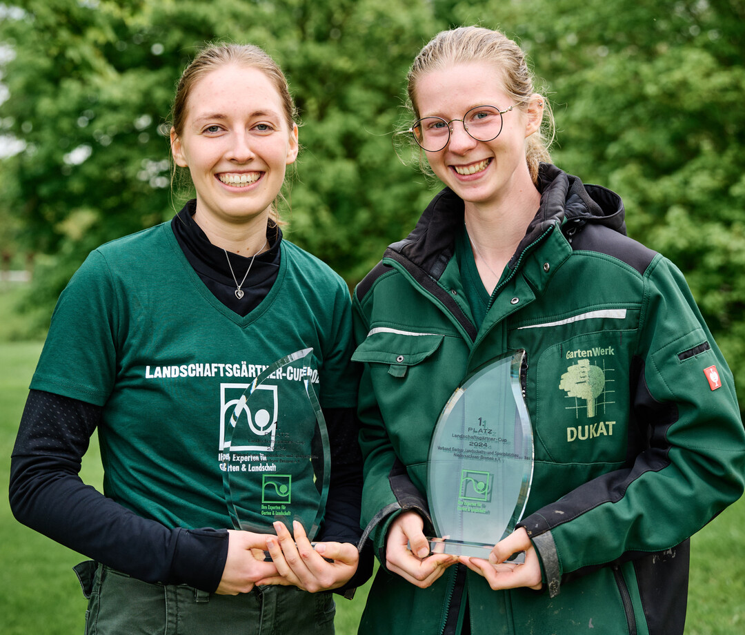 Die Siegerinnen des Landschaftsgrtner-Cups 2024: Hanna Kanzelmeier (links) von Garten- und Landschaftsbau Kreye GmbH & Co. KG (Ganderkesee) und Klara Thle von GartenWerk Dukat GmbH & Co. KG (Belm) fahren im September zum Bundesentscheid auf der GaLaBau-Messe in Nrnberg. |