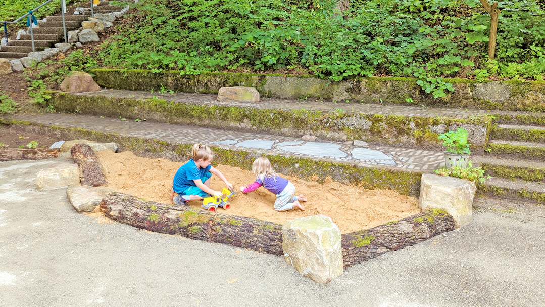 Die Kinder weihten den neuen Sandkasten sofort ein.