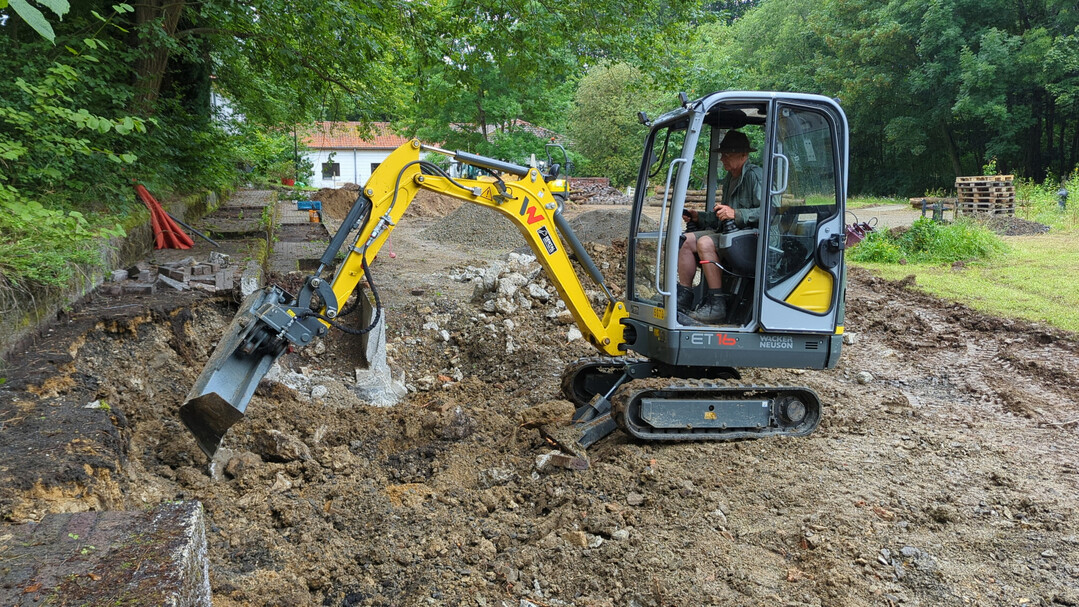 Mit dem Bagger musste viel Beton weggerissen werden.