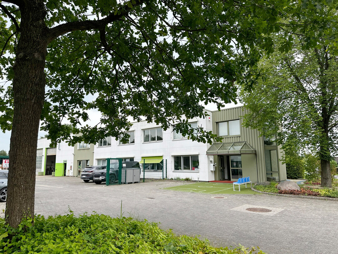 Die Auftrge werden sowohl vom Hauptsitz in Tornesch bei Hamburg .