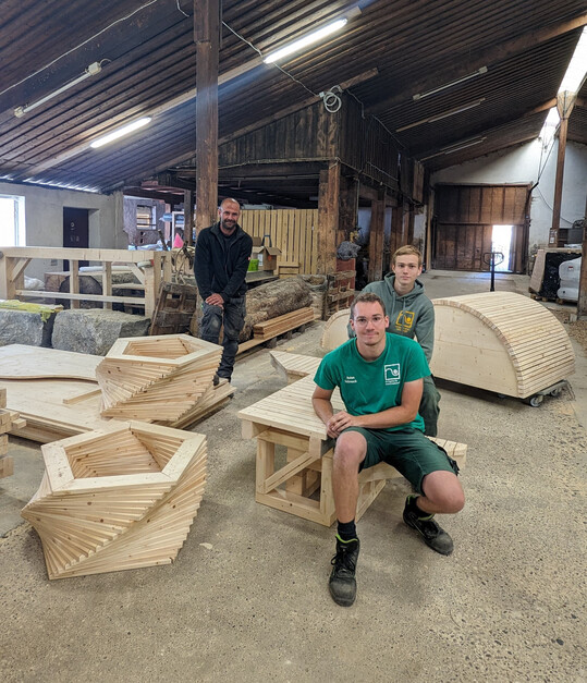 Gemeinsam mit dem Nationaltrainer Johannes Gaugel (l.) perfektionierten Anton (v.) und Theo ihre Kenntnisse im Holzbau.