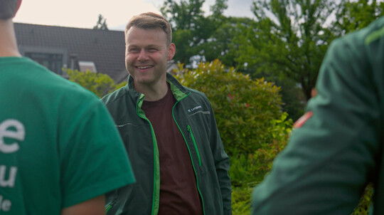 Markus Stolze stellt im Video sein Team in den Mittelpunkt.