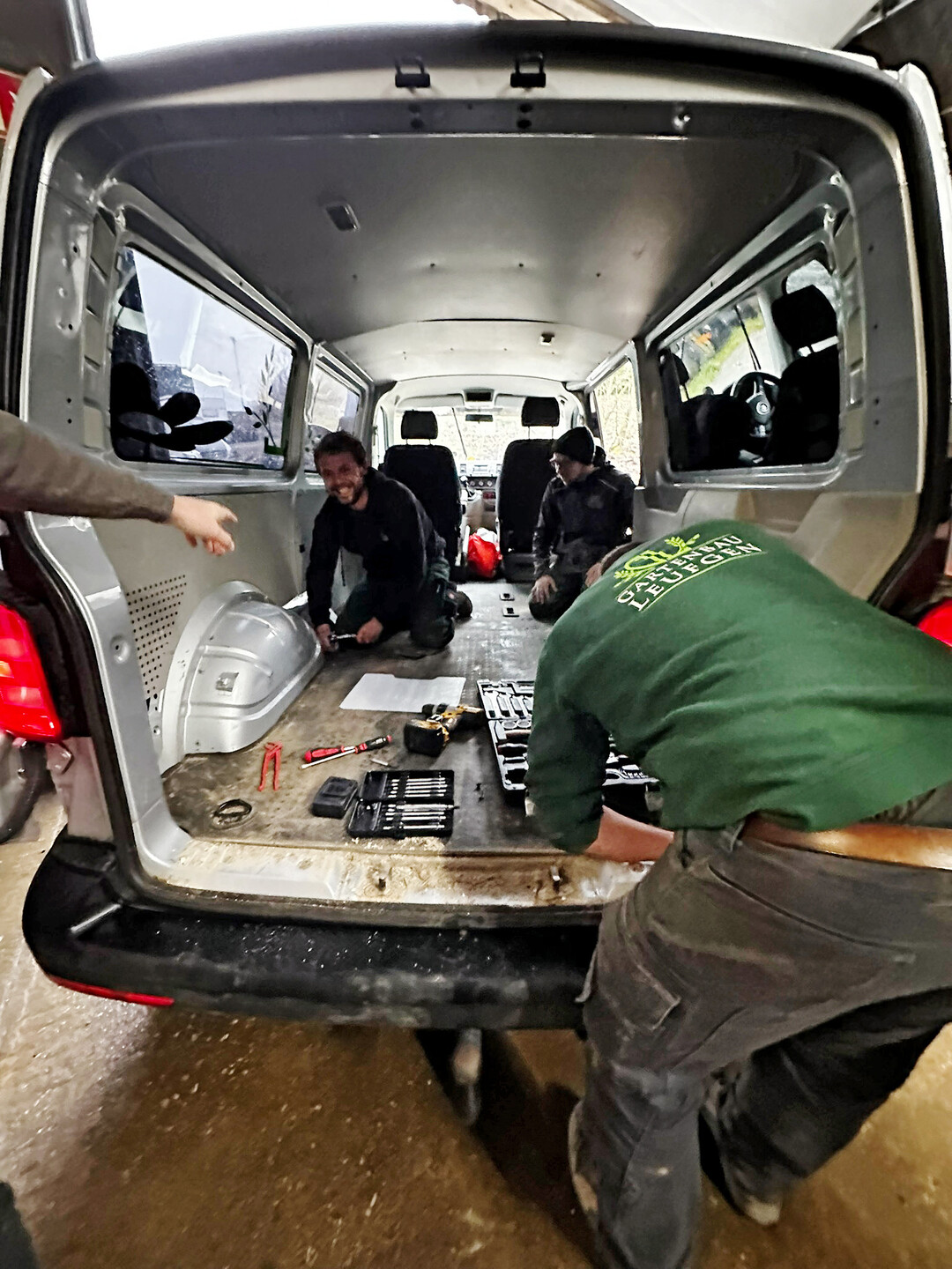 Den nassen Februar haben die Teams auch genutzt, um die Fahrzeuge einzurichten.