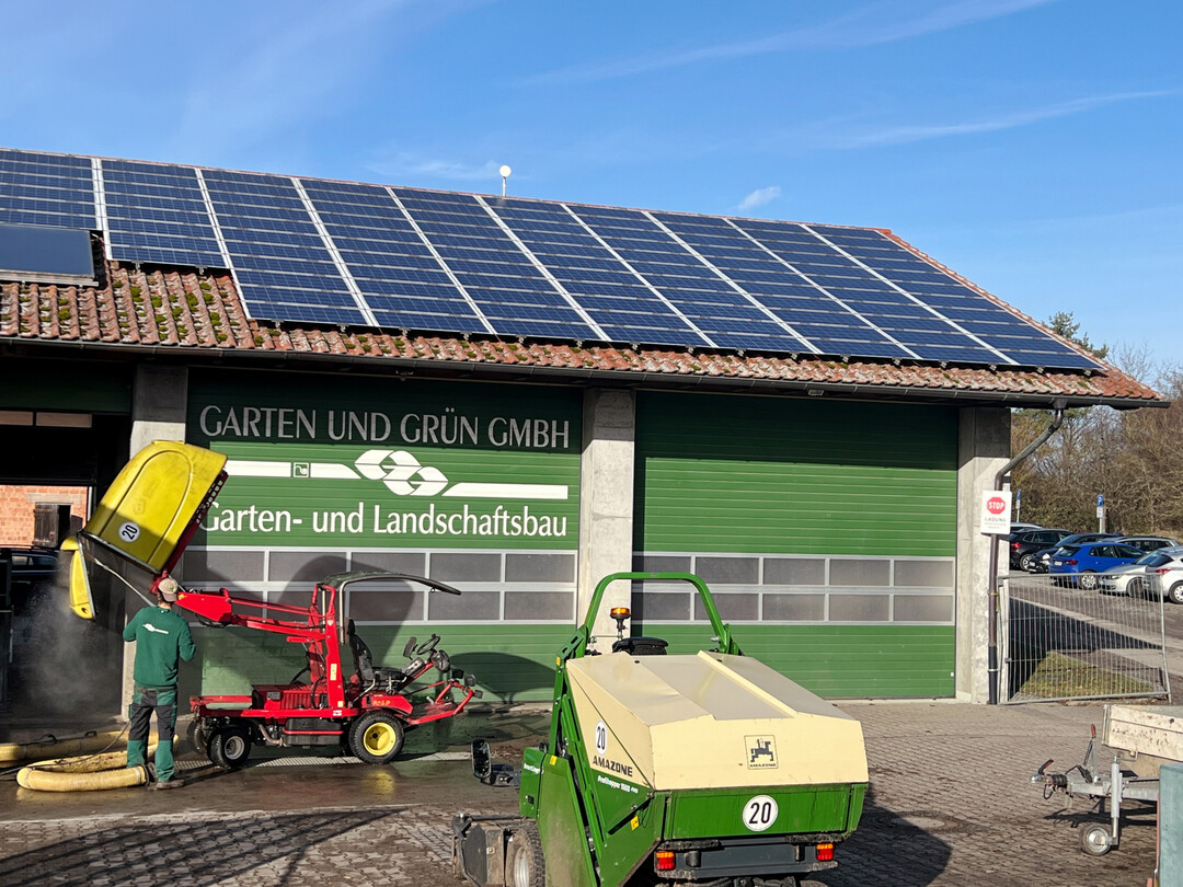 Garten und Grn GmbH bietet mit Spezialmaschinen besonders Sportflchenpflege an.