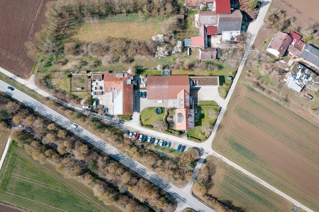 Der Hof liegt fast in Steinwurfweite der Walkers auf der anderen Straenseite.