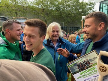 Der Tageshhepunkt zuerst:Marc-Kevin Richter (l.) und Johannes Freigang haben den Landschaftsgrtner-Cup 2022 gewonnen und drfen sich Deutsche Meister nennen. Die Auszubildenden von Werner Eyer aus Dresden verteidigten damit den Titel fr Sachsen. Zweite wurden Michael Huber und Michael Reindl von Haderstorfer GmbH aus Eegolding. Der dritte Platz geht Christian Vieth und Konstantin Will von der Hahn Grten OHG. Allen ein Kompliment fr die tolle Leistung, einen Schottergarten in eine Gartenanlage zu verwandeln.