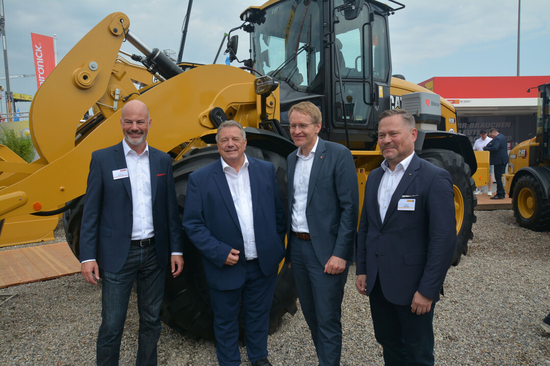 Der schleswig-holsteinische Ministerprsident Daniel Gnther (Zweiter von rechts), tauschte sich mit Arne Severin (links), dem Vorsitzenden der Geschftsfhrung der Zeppelin Rental GmbH, Michael Heidemann (Zweiter von links), dem Aufsichtsratsvorsitzenden der Zeppelin Baumaschinen GmbH, und Holger Schulz (rechts), dem Vorsitzenden der Geschftsfhrung der Zeppelin Baumaschinen GmbH, aus.