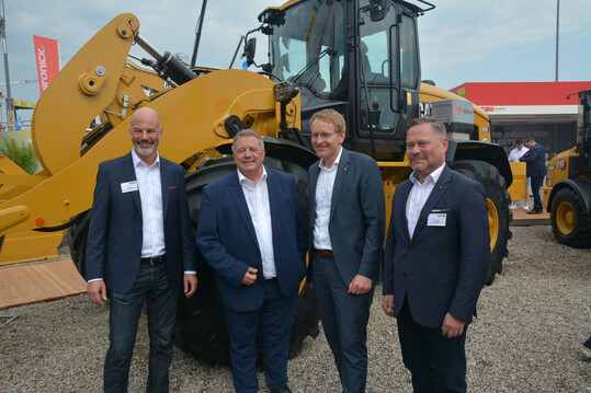 Der schleswig-holsteinische Ministerprsident Daniel Gnther (Zweiter von rechts), tauschte sich mit Arne Severin (links), dem Vorsitzenden der Geschftsfhrung der Zeppelin Rental GmbH, Michael Heidemann (Zweiter von links), dem Aufsichtsratsvorsitzenden der Zeppelin Baumaschinen GmbH, und Holger Schulz (rechts), dem Vorsitzenden der Geschftsfhrung der Zeppelin Baumaschinen GmbH, aus.