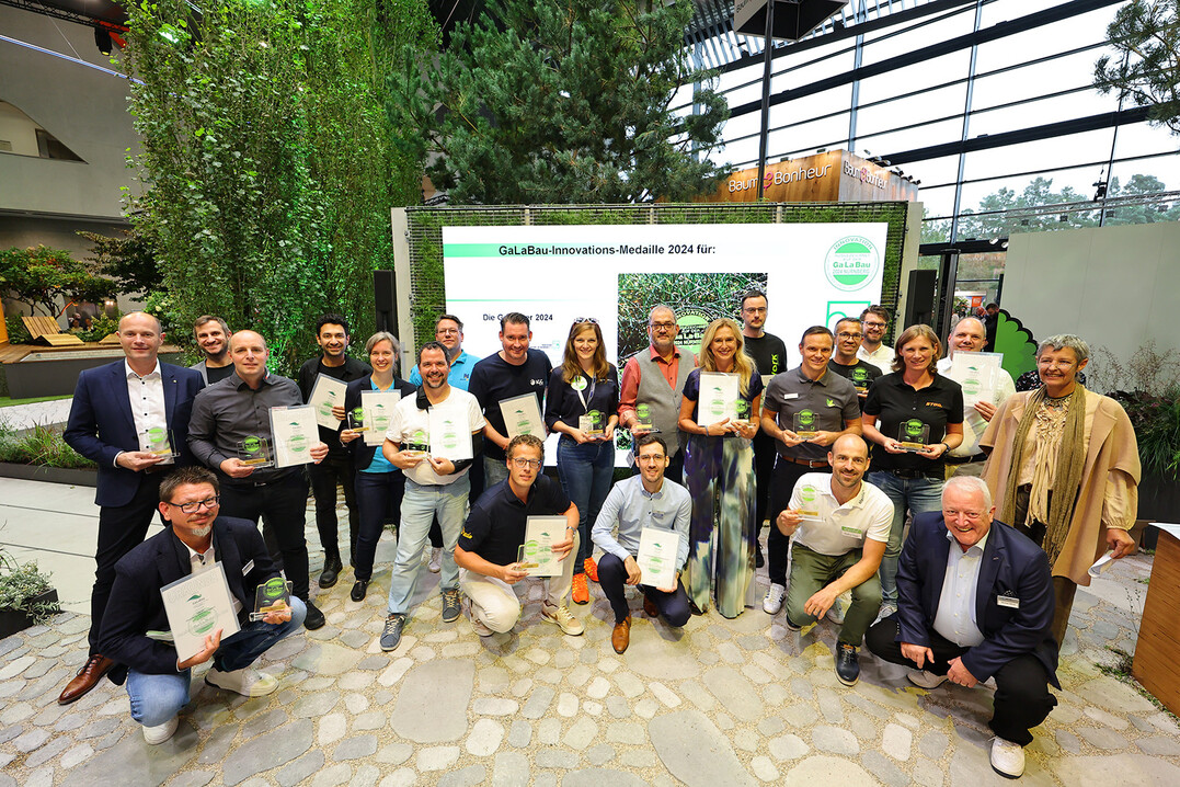 BGL-Vizeprsidentin Pia Prger und Jury-Vorsitzender Jrgen Hoppe mit den Gewinnerinnen und Gewinnern der GaLaBau-Innovations-Medaille 2024.