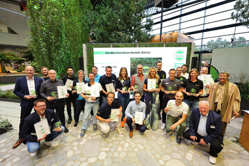 BGL-Vizeprsidentin Pia Prger und Jury-Vorsitzender Jrgen Hoppe mit den Gewinnerinnen und Gewinnern der GaLaBau-Innovations-Medaille 2024.