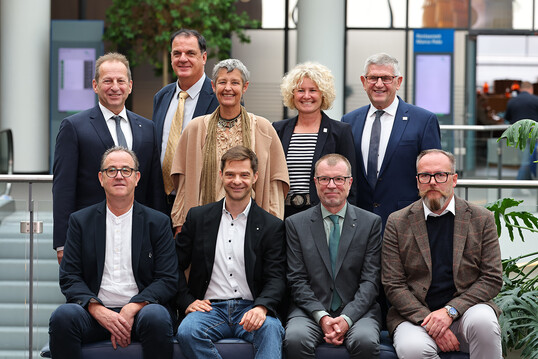 Das BGL-Prsidium mit neuen und scheidenden Vizeprsidenten (von links oben): BGL-Prsident Thomas Banzhaf (Nordrhein-Westfalen) mit Vizeprsident Thomas Bchner (Hessen-Thringen), den Vizeprsidentinnen Pia Prger (Bayern) und Uschi App (Baden-Wrttemberg) und dem ausgeschiedenen Vizeprsidenten und Schatzmeister Paul Saum (Baden-Wrttemberg). In der unteren Reihe von links: Die neu gewhlten Vizeprsidenten Manfred Hansel (Sachsen) und Benjamin Ksters (Nordrhein-Westfalen) sowie Vizeprsident Matthias Lsch (Berlin-Brandenburg) und der ausgeschiedene Vizeprsident Jan Paul (Sachsen-Anhalt).