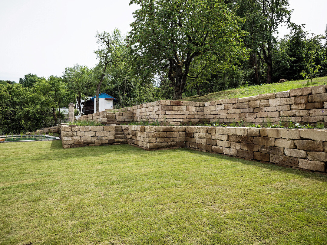 Trockenmauern aus Recyclingsteinen im kopunkte-Garten von Gunter Jacob in Esslingen