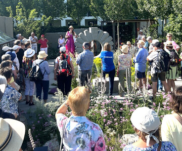 Moderatorin Sabrina Nitsche bei der Vorstellung Green Space von Knittel Gartengestaltung