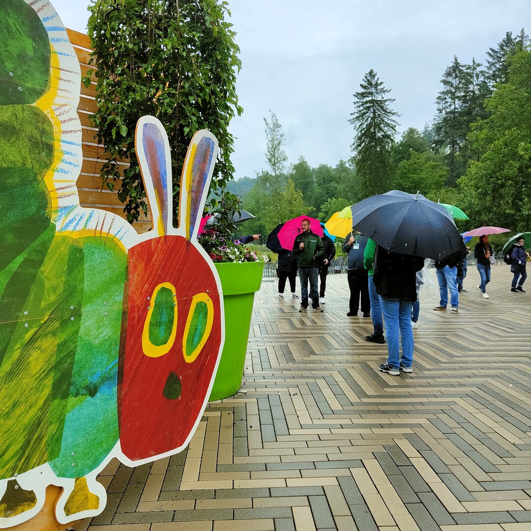 Dem Regen getrotzt: Mit Regenschirm und guter Laune gegen das ungemtliche Wetter  Sommerfest des VGL Niedersachsen-Bremen auf der LaGa in Bad Gandersheim 2023.