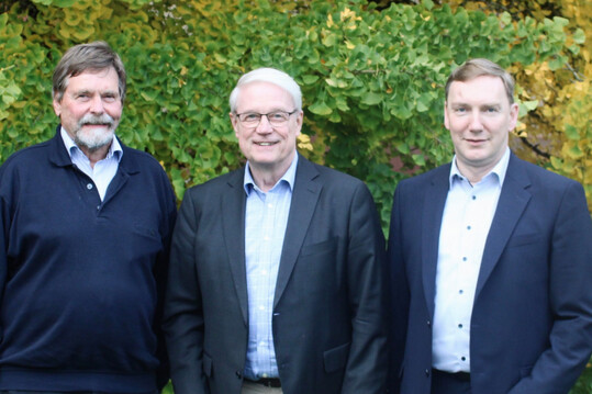 Karsten Möring (m.) ist der neue DGG-Präsident. Außerdem wurde Wolfram Vaitl (l.) als neuer DGG-Schatzmeister gewählt, Dirk Louy ist der neue DGG-Vizepräsident.